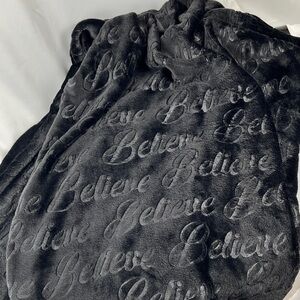 NWOT Luxurious Lightweight Black Holiday Throw Blanket 50” x 70”